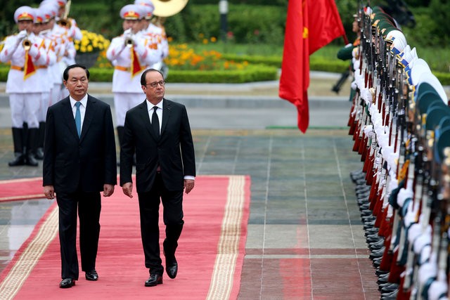 Vietnamese French people accompany President Hollande to visit Vietnam - ảnh 1